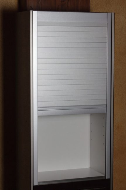 Cortina enrollable PVC para gabinete altura=1500mm ancho=600mm (p/16mm) color Gris aluminio