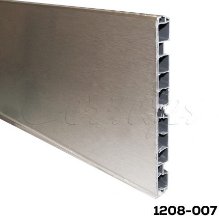 Zoclo de plástico h=150 mm L=4000 mm recubierto de aluminio