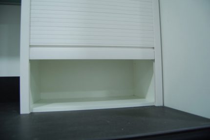 Cortina enrollable PVC para gabinete altura=1500mm ancho=900mm (p/16mm) color Blanca