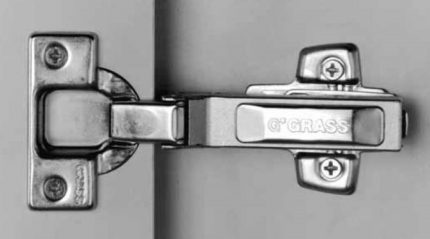 Bisagra Grass 384-VS8 "G300-Classic" Ø=35mm Media cobertura 120° Taquete Ø=8mm niquelada