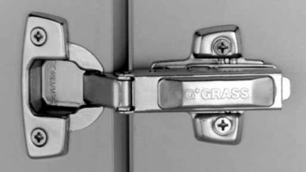 Bisagra Grass 374-VS8 "G300-Classic" Taquete Ø=8mm niquelada cazoleta de acero